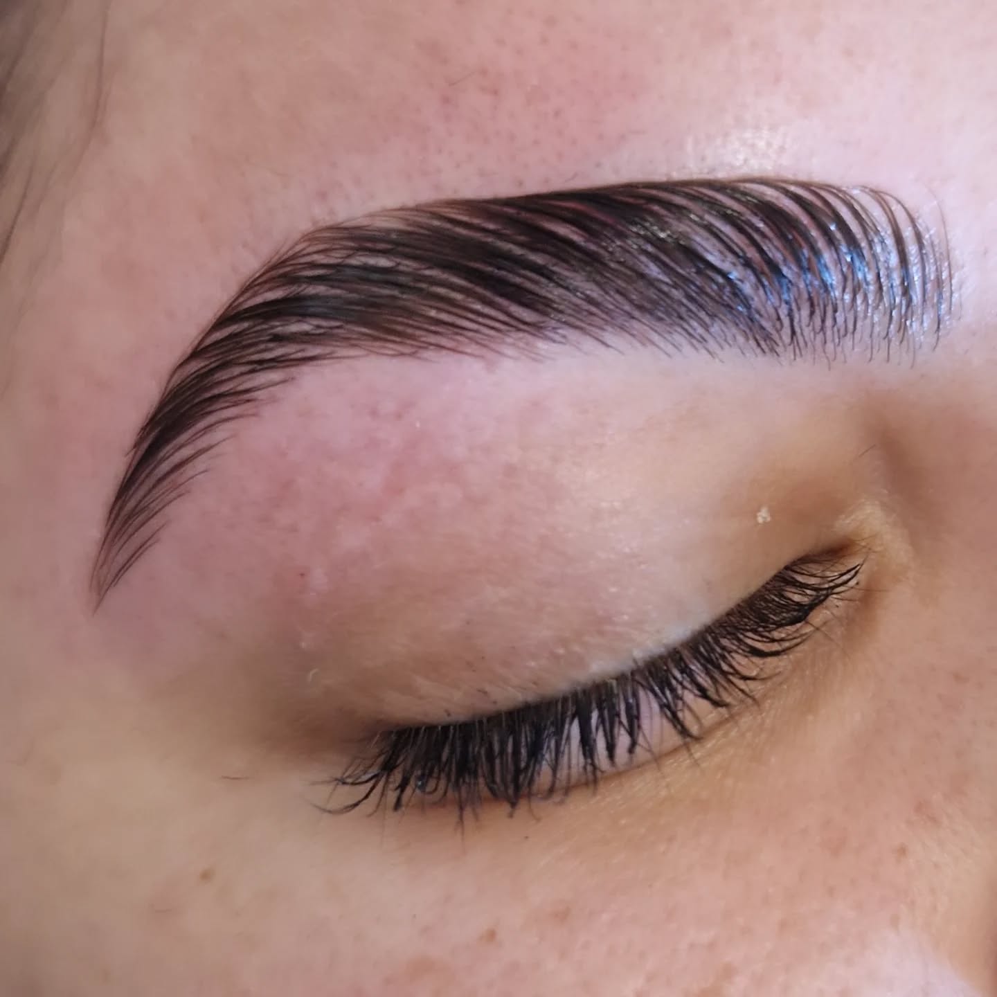 Sourcils restructurés et brushés