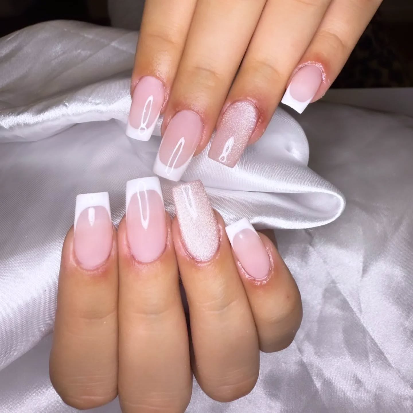 French blanche sur forme carrée, accent nacré