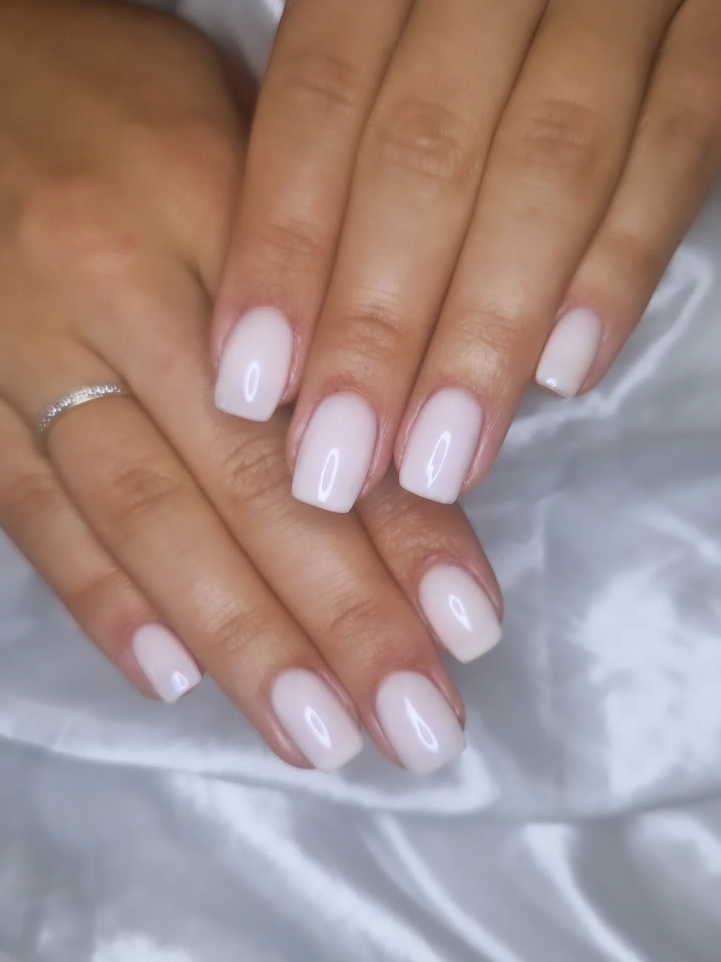 Pose blanc laiteux sur ongles carrés