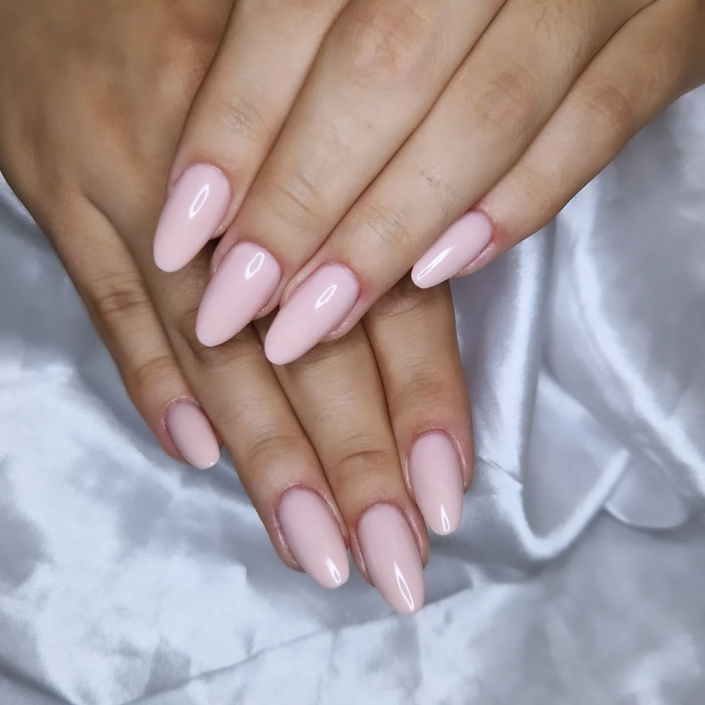 Pose gel nude rosé sur forme amande
