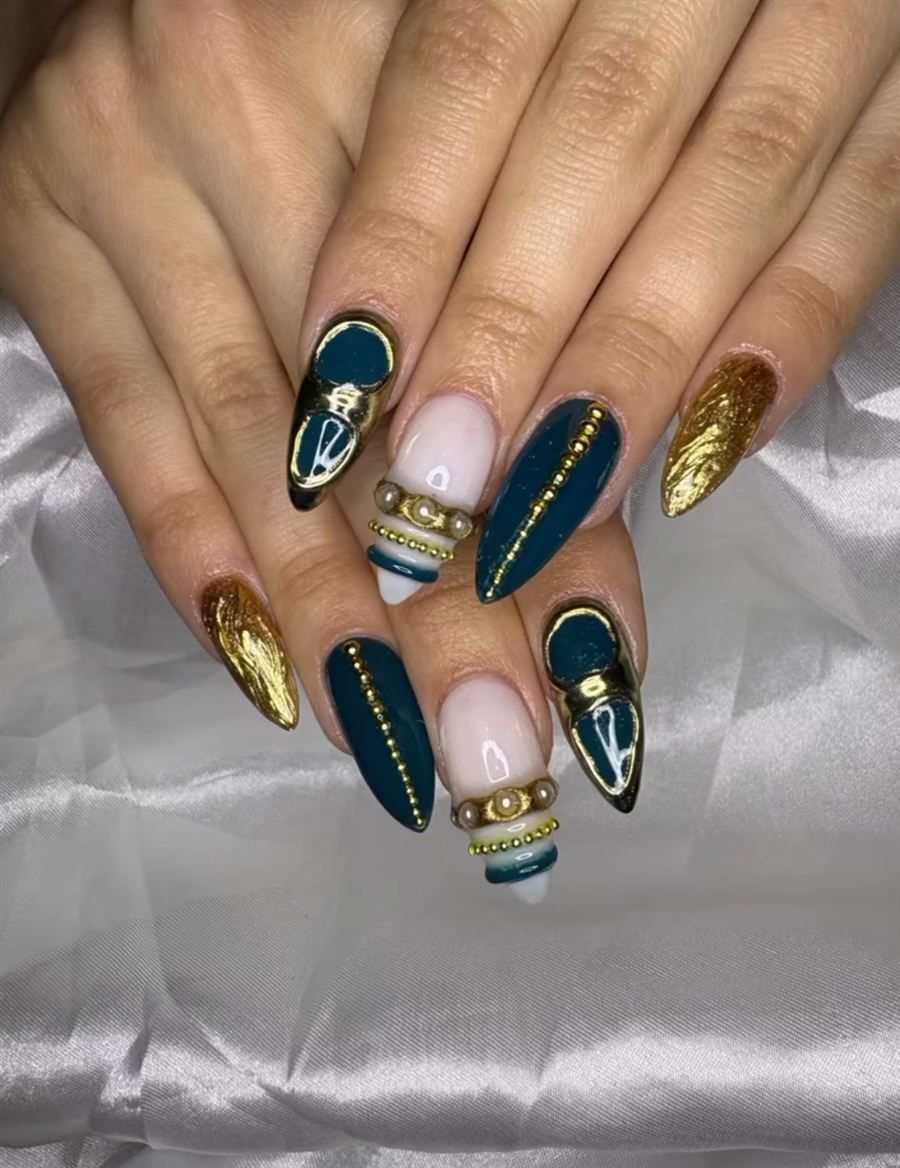Ongles amande émeraude, chrome doré et perles