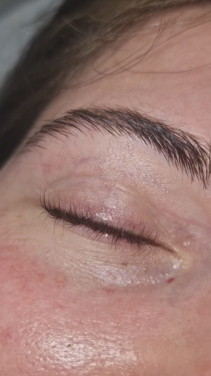 Regard et cils travaillés, œil fermé